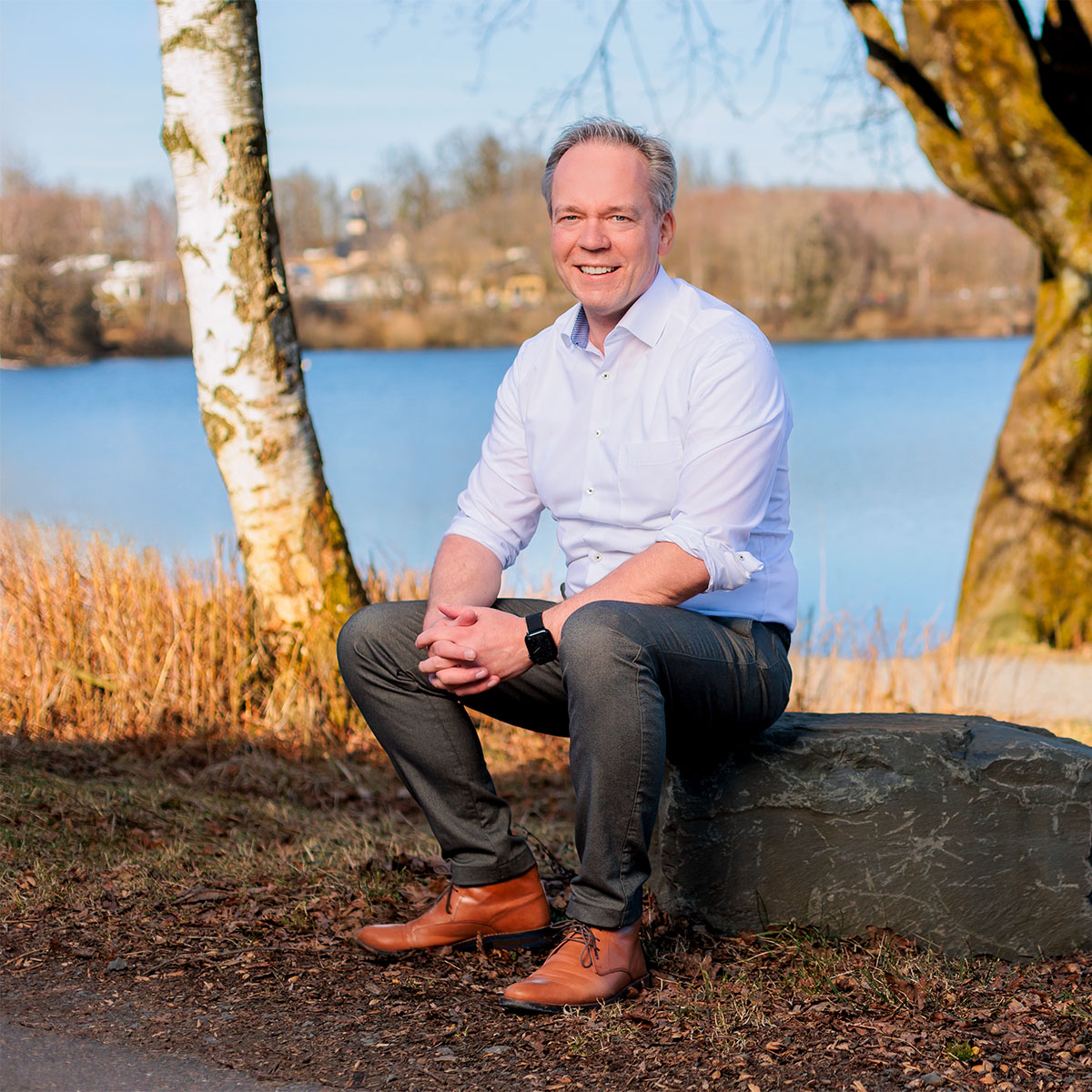 Klaus Grootens sitzt an einer Talsperre